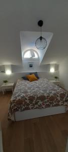 a bedroom with a large bed and a window at Santiago 2 Las Americas duplex 2 Dormitorios in Playa de las Americas