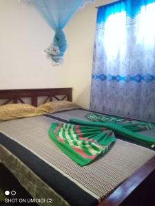 En eller flere senge i et værelse på Sigiriya Homestay