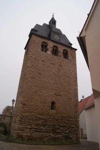 uma torre de tijolos com um relógio em Ferienwohnung DZ Blesse Allstedt em Allstedt
