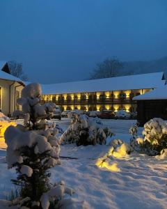 比卡兹Complex Adora的一座被雪覆盖的建筑