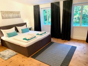 una camera con un letto con due cuscini sopra di DEUTSCHE VILLA - SUPERIOR APARTMENT- 1 Obergeschoss mit gem Sauna und Garten a Rostock