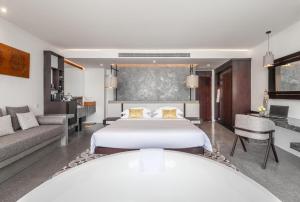 um quarto de hotel com uma cama e um sofá em Hotel Vellita Siem reap em Siem Reap