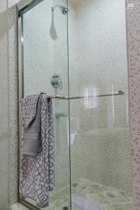 eine Dusche mit Glastür im Bad in der Unterkunft SkylineSuites Lost in Paradise - FA3 in Grand Anse