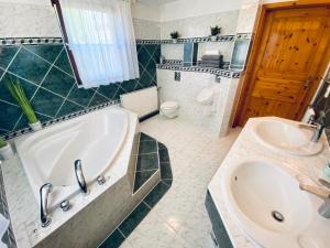 a bathroom with a tub and a sink at OSTSEEHAUS MÄHL - nur Haupthaus mit Sauna und großem Garten und PKW-Stellplätze in Prerow +39 photos