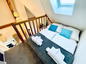 a small bedroom with a bed with blue pillows at Apartment SCHLEUSENTOR - Ferienwohnung Maisonette in Rostock