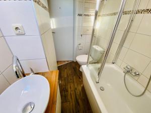 a bathroom with a toilet and a sink and a shower at Apartment SCHLEUSENTOR - Ferienwohnung Maisonette in Rostock