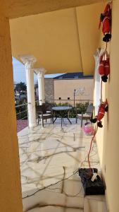 a view of a patio with a table and chairs at Pensiunea Toma in Ploieşti