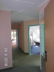 une pièce vide avec une porte menant à une chambre dans l'établissement Ferienwohnung Hüttenhof Großleinungen, 