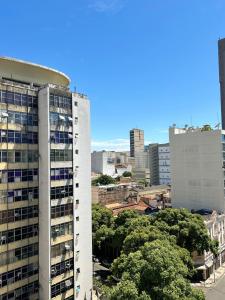 wysoki biały budynek w mieście w obiekcie Excelente apartamento na Lapa w mieście Rio de Janeiro