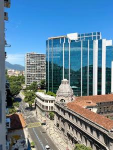 widok na miasto z wysokimi budynkami i ulicą w obiekcie Excelente apartamento na Lapa w mieście Rio de Janeiro