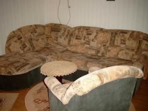 un sofá en una sala de estar con mesa en Ferienwohnung Thiele, en Wettelrode