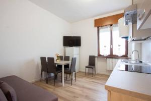 Η κουζίνα ή μικρή κουζίνα στο Senago's Home - 15 Minuti Rho Fiera +8 φωτογραφίες