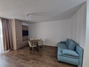 Χώρος καθιστικού στο Blue apartment nearby Amethyst & Vivo Mall