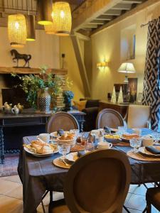 un tavolo con piatti di cibo sopra di Le Clos de Mara a Issus