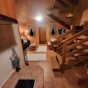 Kuchyňa alebo kuchynka v ubytovaní Domki Bieszczady Siedlisko Harenda