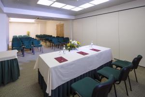 Бизнес-центр и/или конференц-зал в Luna Esperanca Centro Hotel