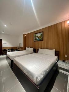 Giường trong phòng chung tại ĐÔNG NHƯ HOTEL