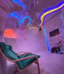 una habitación con una silla y un arco iris pintado en la pared en Smestaj & Spa Protić en Šabac