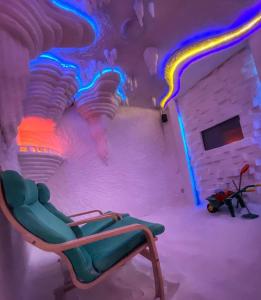 シャバツにあるSmestaj & Spa Protićの椅子と虹の壁が描かれた部屋