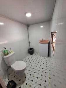 małą łazienkę z toaletą i umywalką w obiekcie Palanta Roemah Kajoe Syariah Villa w mieście Kampungdurian