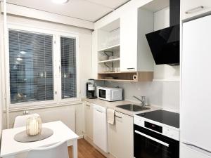 A kitchen or kitchenette at Aurora City Studio