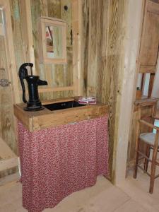 cocina con fregadero en una habitación en La petite maison dans la prairie The country House 56, en Campénéac