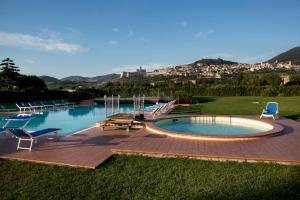 una grande piscina con sedie di Hotel Bellavista ad Assisi