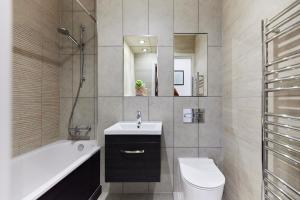 Ванна кімната в The Wembley Getaway - Lovely 2BDR Flat