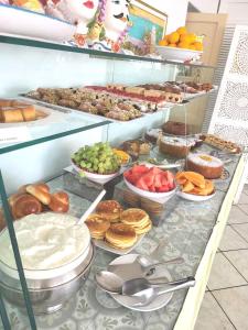 uma vitrine com muitos tipos diferentes de pastelarias em Stromboli Trekking Accommodation - Room and Excursion for 2 included em Stromboli