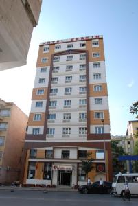 a tall building on the corner of a street at Grand Keskin Otel in Denizli