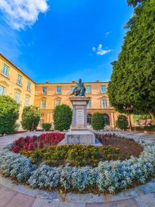 een standbeeld in een tuin voor een gebouw bij LUJOSO PISO CÉNTRICO EN MURCIA con 3 habitaciones in Murcia