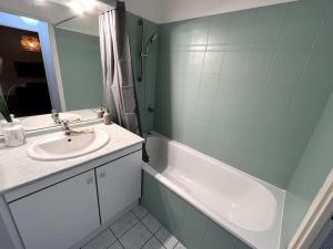 a bathroom with a sink and a bath tub at Le lac du pigeonnier in Colomiers