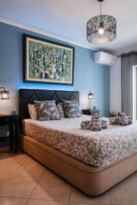 een slaapkamer met een bed met een schilderij aan de muur bij Penthouse Olhão with terrace in Olhão