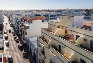 een luchtfoto van een stad met gebouwen bij Penthouse Olhão with terrace in Olhão