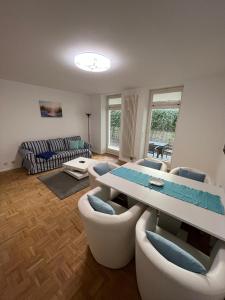 uma sala de estar com mesa e cadeiras em Apartment BERNSTEIN ruhig, familienfreundlich mit Garten em Rostock