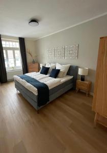 En eller flere senge i et værelse på OSTSEEKRABBE - Ferienwohnungen ruhig zentral