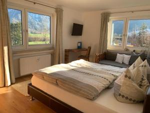 Giường trong phòng chung tại alpinzeit.bayern Tanja und Thomas Preinfalk