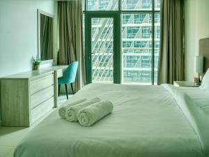 Postel nebo postele na pokoji v ubytování Luxury 1 bedroom in Palm Dubai. Beach access
