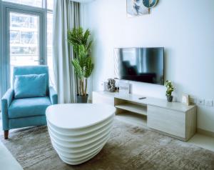 TV a/nebo společenská místnost v ubytování Luxury 1 bedroom in Palm Dubai. Beach access
