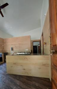 cocina con encimera de madera en una habitación en The Connoisseur, en Baihar