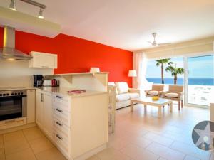 a kitchen and living room with a view of the ocean at Apartamento 4 en primera linea de mar in Santo Tomás