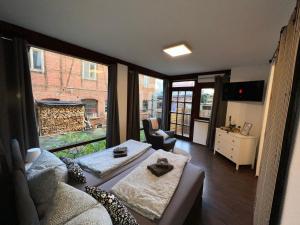 sala de estar con 2 camas y ventana grande en Apartment Humboldt 3 Schlafzimmer,Wifi, Netflix Parken, Terrasse, klimatisiert, nähe Zentrum, en Jena