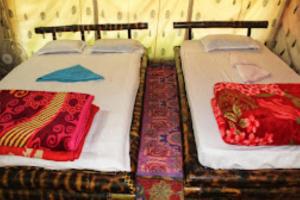 En eller flere senge i et værelse på Okegiga Homes Majuli