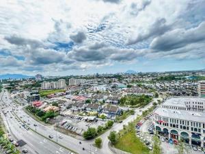 uma vista aérea de uma cidade com tráfego em Cozy Homestay Vivacity Megamall em Kuching
