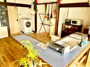 een woonkamer met een wasmachine en een tafel bij vintagehouse1925Bali - Vacation STAY 14502 in Nagano