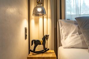a small black horse statue sitting on a table next to a bed at Mountain Tree Apartament C27 Apart Invest in Szklarska Poręba