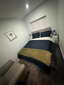 Un pat sau paturi într-o cameră la Immaculate 4-Bed detached House in Bootle