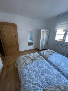 sypialnia z dużym łóżkiem i oknem w obiekcie Apartamento Rural Mai Bardenas w mieście Arguedas