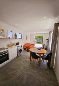 cocina y sala de estar con mesa y sillas en Private 2 Bed Guest Suite with Garden, en Ciudad del Cabo