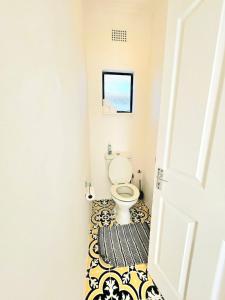 - Baño con aseo en una habitación en Private 2 Bed Guest Suite with Garden en Ciudad del Cabo